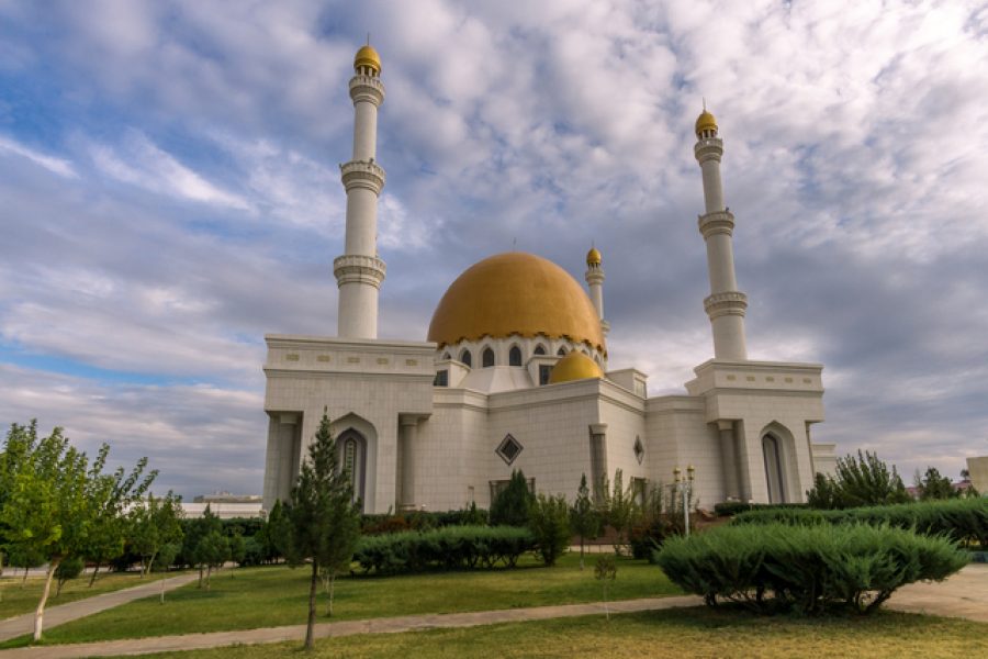 640-gurbanguly-mosque-in-mary-turkmenistan-white-marble-gold-roof-and-a-clouded-sky