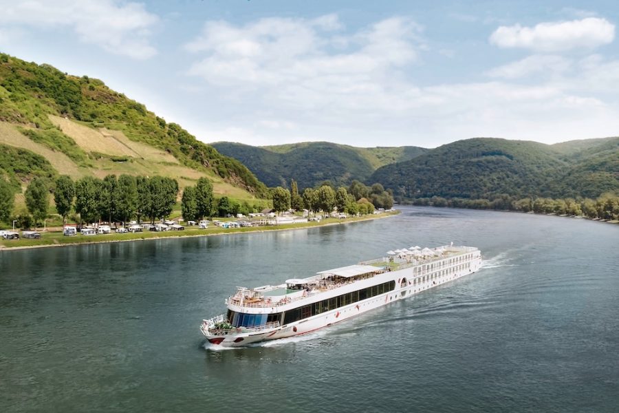 Die A-ROSA FLORA f‰hrt auf dem Fluss, umgeben von gr¸nen, bewaldeten H¸geln. Der Himmel ist blau und leicht bewˆlkt.

The A-ROSA FLORA sails on the river, surrounded by green, wooded hills. The sky is blue and slightly cloudy.