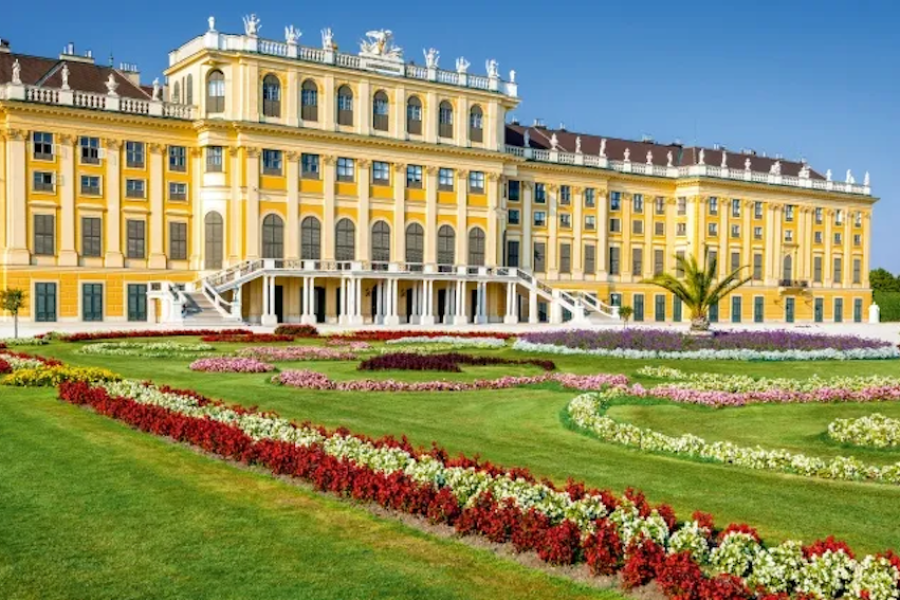 Christmas on the Danube - autriche-danube-vienne-chateau-schoenbrunn-cge2010-shutterstock copy