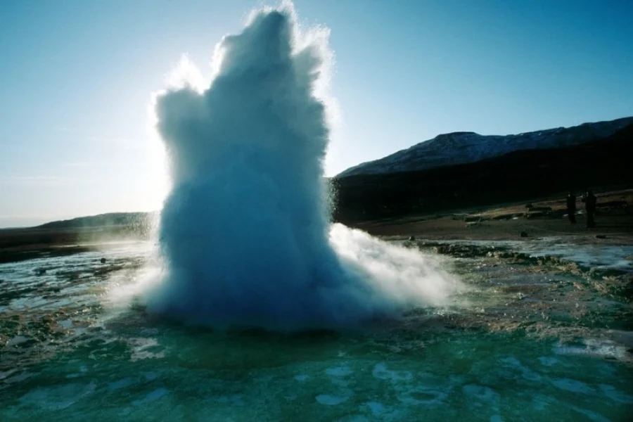 GJ-90-Golden-Circle-Geysir-Strokkur.jpg