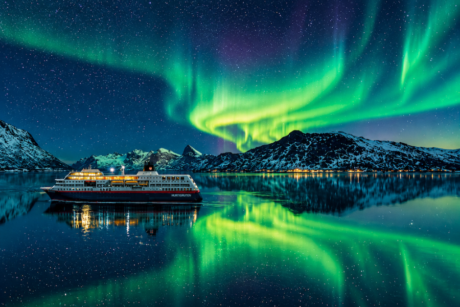 Hurtigruten - Northen Lights over Ship