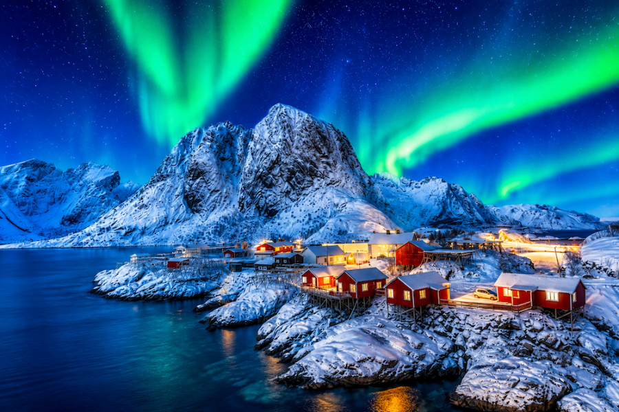 Hurtigruten - Nothern Lighs over Village