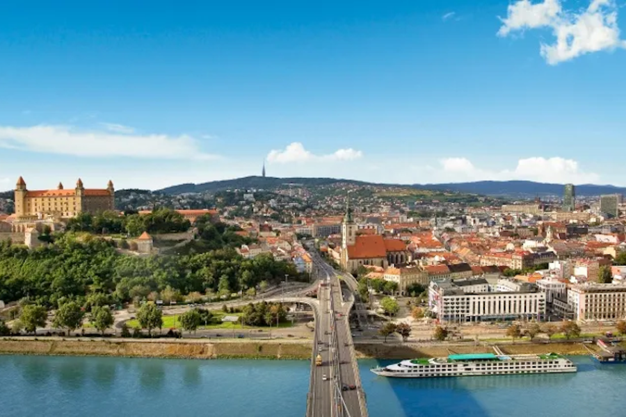 SBeatutiful Blue Danube - lovaquie-Danube-Bratislava-rive-bateau copy