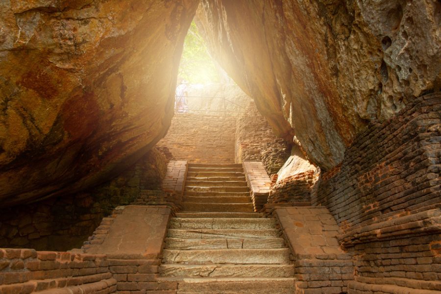 vecteezy_the-narrow-pathway-to-sigiriya-the-unesco-ancient-fortress_44439842